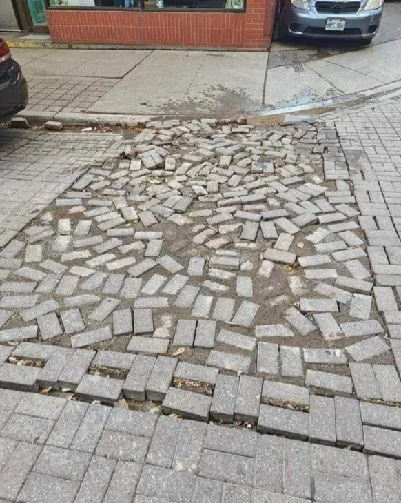 Fail, oder one job: Steinehaufen statt Gehweg