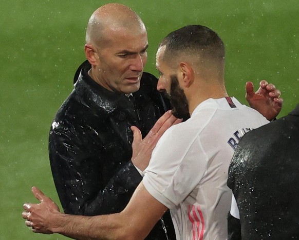 epa09127852 Real Madrid&#039;s head coach Zinedine Zidane reacts next to player Karim Benzema (R) as he leaves the pitch during the Spanish LaLiga soccer match between Real Madrid and FC Barcelona at  ...