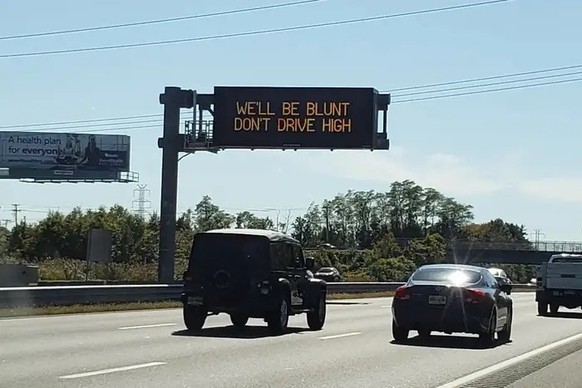 lustige verkehrsschilder autobahn warnschilder https://www.businessinsider.com/funny-highway-signs-messages-safety-federal-scrutiny-new-jersey-2023-2?r=US&IR=T#-16