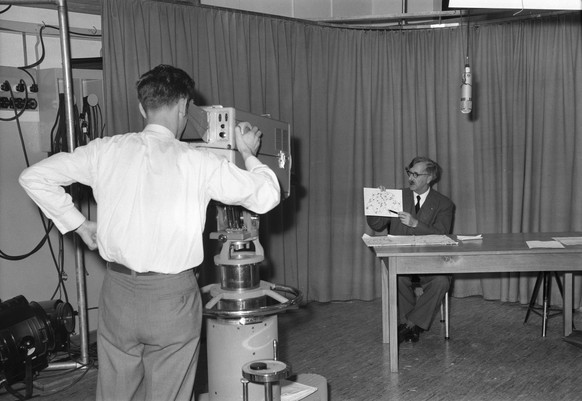 Ein Kameramann mit Fernsehkamera bei der Fernsehdemonstration an der ETH Zuerich im Dezember 1952. (KEYSTONE/PHOTOPRESS-ARCHIV/Hermann Schmidli)
