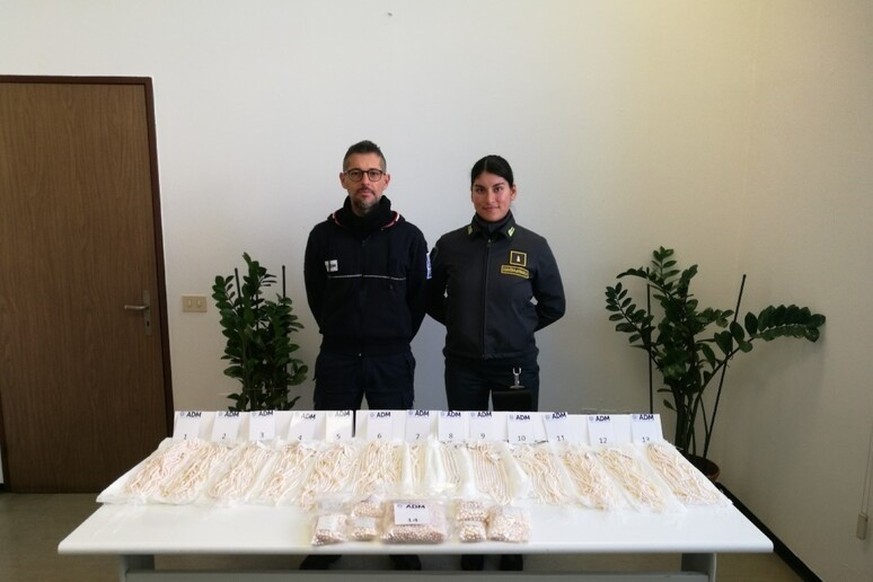 Les fonctionnaires de l&#039;Agence des douanes et de la Guardia di Finanza de Chiasso ont saisi 14 kilos de perles qu&#039;ils ont trouvés à la frontière italo-suisse dans les bagages d&#039;un Itali ...