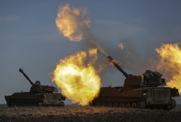 epa09931707 Ukrainian artillery shoot from their positions at an undisclosed in the area of Kharkiv, Ukraine, 07 May 2022. Russian troops entered Ukraine on 24 February, resulting in fighting and dest ...