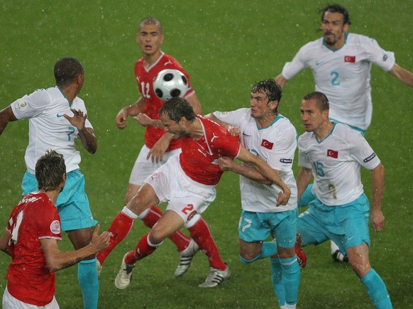 epa01377582 Swiss Patrick Mueller (4th L) goes for a header while Turkish Tuncay Sanli (3rd R) and Emre Asik and Servet Cetin (from R) look on, during the EURO 2008 preliminary round group A match bet ...