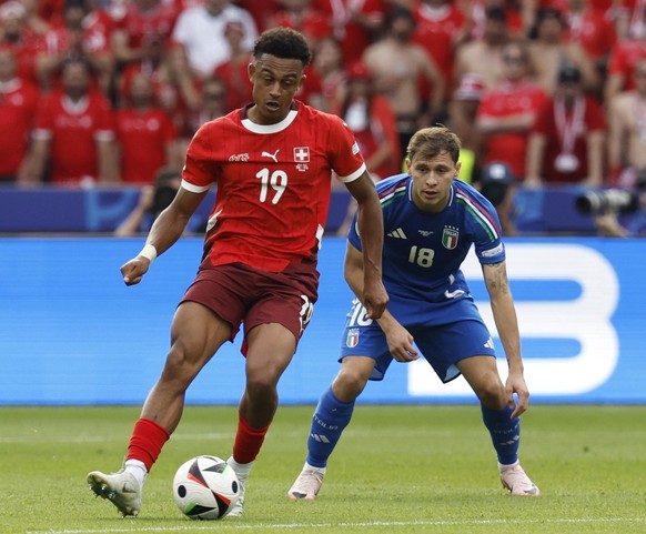 epa11445369 Dan Ndoye (L) of Switzerland and Nicolo Barella of Italy in action during the UEFA EURO 2024 Round of 16 soccer match between Switzerland and Italy, in Berlin, Germany, 29 June 2024. EPA/R ...