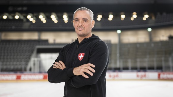 Der neue Head Coach der Schweizer Eishockey Nationalmannschaft, Jan Cadieux, posiert zum Portrait am Rand eines Trainings der Eishockey Nationalmannschaft, am Mittwoch, 22. April 2026 in der Tissot-Ar ...
