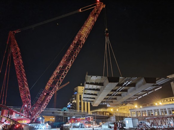 Grand-Pont: pose d&#039;un élément métallique de 200 tonnes à La Chaux-de-Fonds.