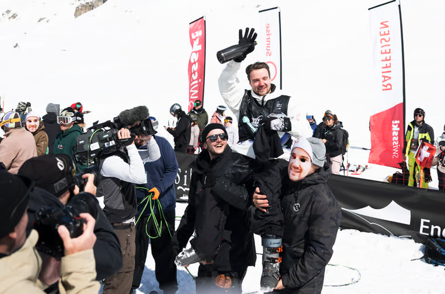 Fabian Bösch est porté en triomphe par des fans avec des masques à son effigie, fin mars à Silvaplana.