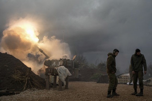 L'artillerie israélienne tire vers le Liban.