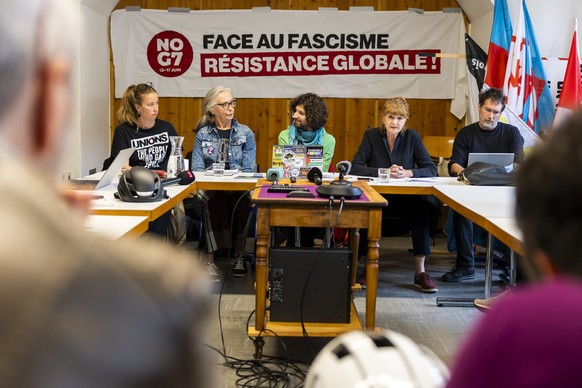Les membres de la coalition NoG7, de gauche a droite, Alice lefrancois, Joelle Kargul, Teo Frei, Francoise Nyffeler et Joel Varone, s'expriment sur le refus d'autoriser la tenue d'un vi ...
