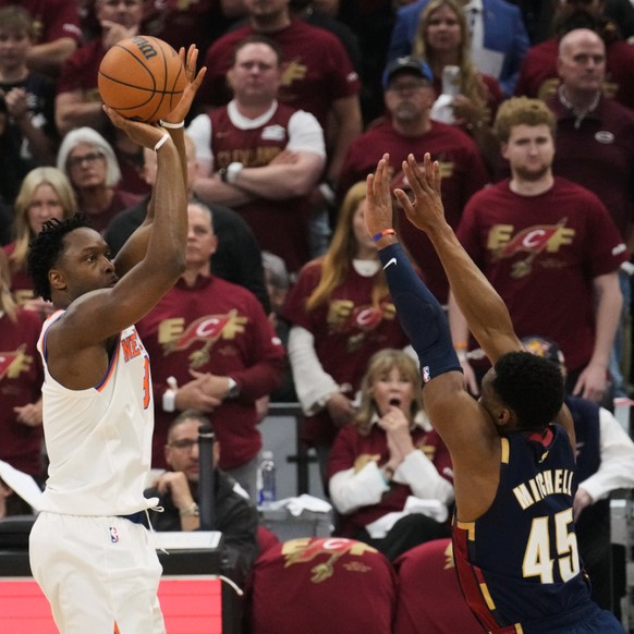 OG Anunoby (à gauche) et les Knicks mènent 3-0 face aux Cavaliers