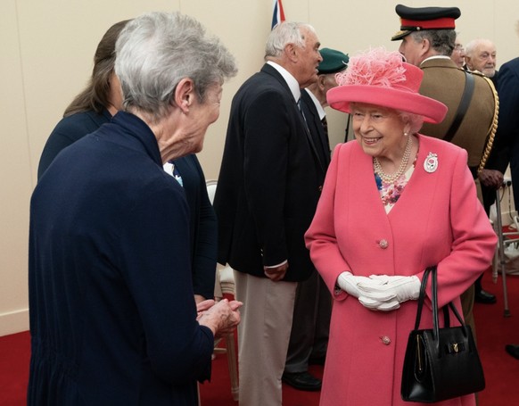 Le sac Traviata, de la maison Launer, accompagnait la reine partout comme ici, à Portsmouth, en 2019.