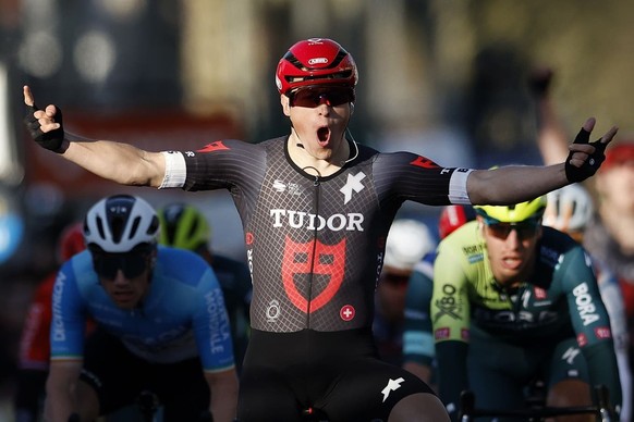Arvid De Kleijn célèbre sa victoire d'étape sur Paris–Nice.