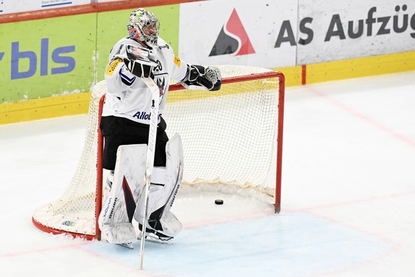 Fribourgs Goalie Reto Berra, geschlagen beim Eishockey-Qualifikationsspiel der National League, zwischen den SCL Tigers und dem HC Fribourg-Gotteron, am Mittwoch, 4. Dezember 2024, in der Emmental Ver ...