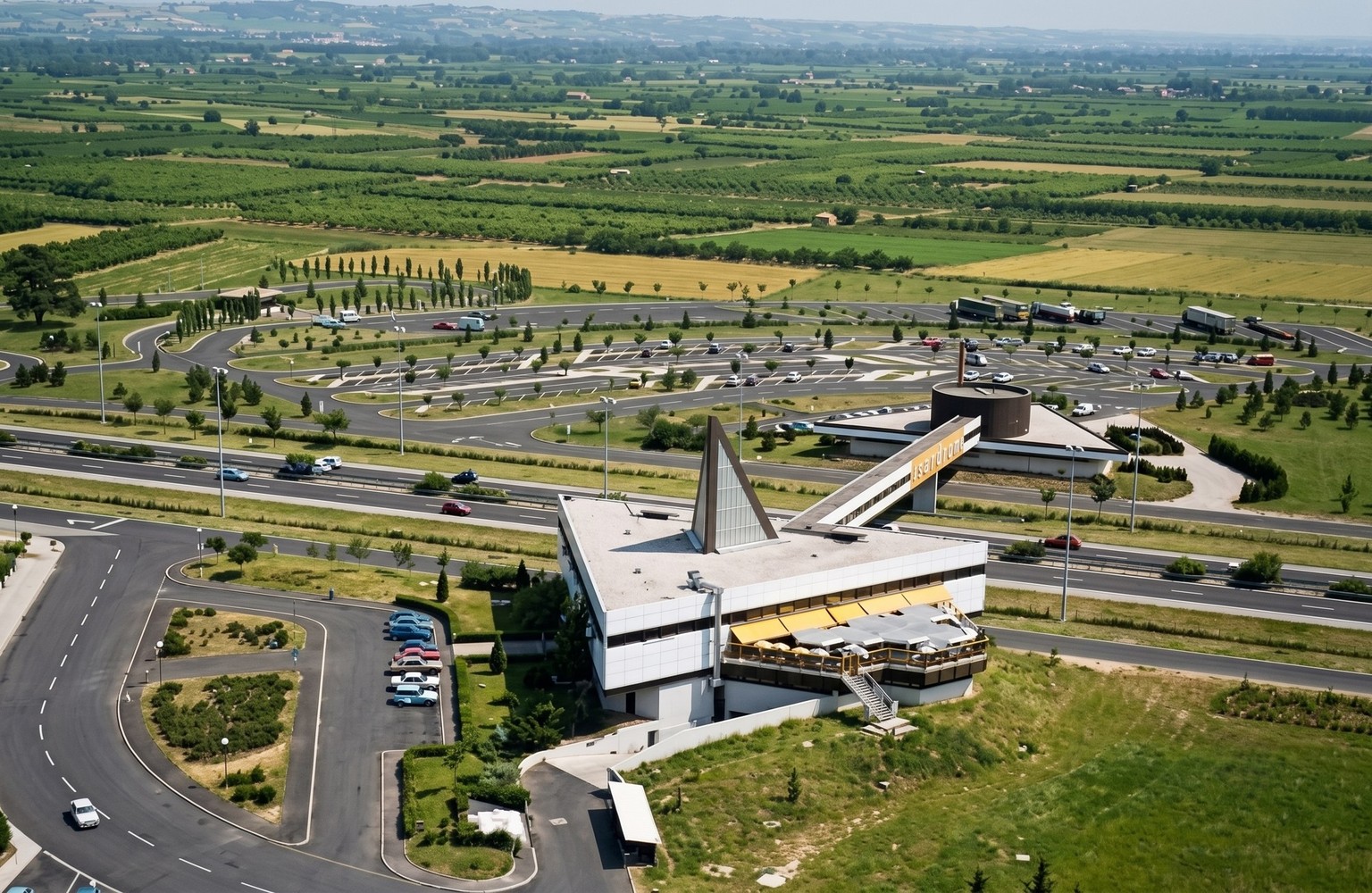 Isardrôme : le Restauroute légendaire de l’A7 à Saint-Rambert-d’Albon
Née en 1967 dans la vallée du Rhône, l’Aire d’Isardrôme à Saint-Rambert-d’Albon (26140) est bien plus qu’une halte autoroutière. P ...
