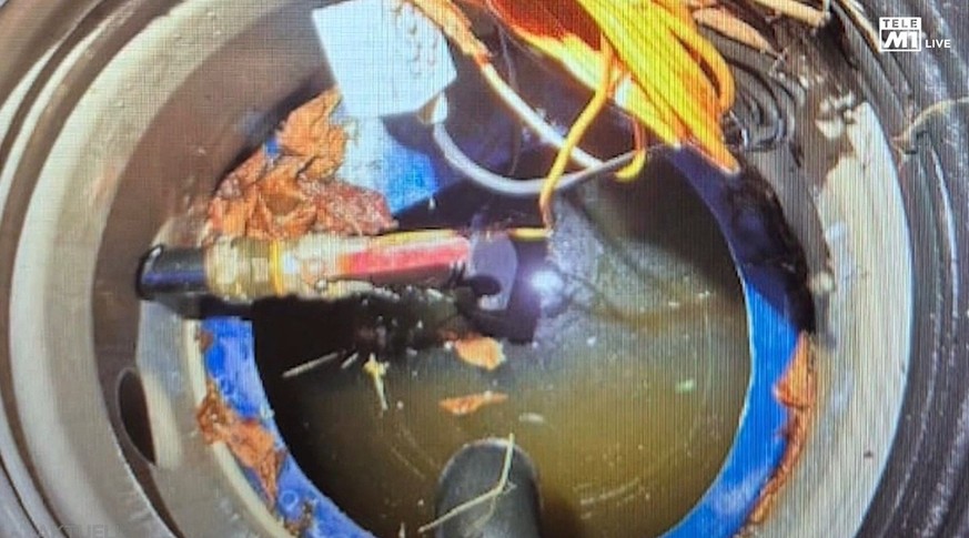 Une mère sauve sa petite fille d&#039;une bouche d&#039;égout à la dernière seconde.