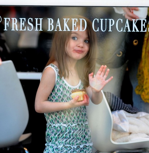 CAMBRIDGE, MA - OCTOBER 10: (***PREMIUM RATES APPLY***) Suri Cruise visits Sweet cupcake store in Harvard Square on October 10, 2009 in Cambridge, Massachusetts. (Photo by James Devaney/WireImage)