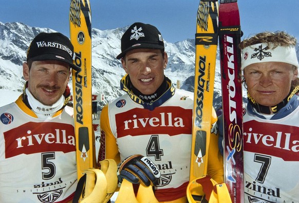 Andrea Zinsli, Mitte, gewinnt bei den Ski Alpin Schweizermeisterschaften in Zinal den Slalom vor Michael von Gruenigen, links, und Paul Accola, rechts, aufgenommen am 26. Maerz 1997. (KEYSTONE/Str)