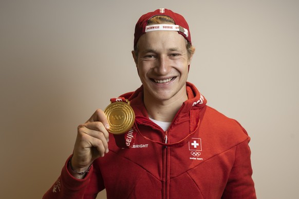 Olympia Goldmedaillengewinner Marco Odermatt posiert bei seiner Ankunft am Flughafen Zuerich mit seiner Goldmedaille, aufgenommen am Dienstag, 15. Februar 2022 in Zuerich Kloten.(KEYSTONE/Ennio Leanza ...