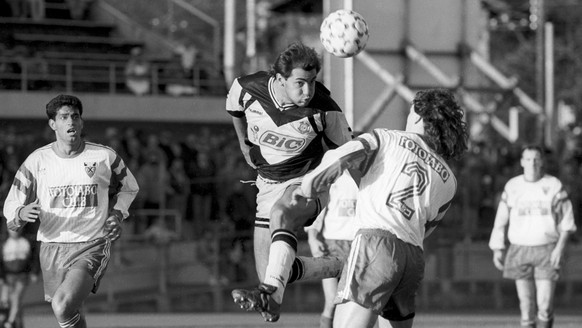 Der Xamaxien Gottardi, rechts, lenkt den wuchtigen Kopfball von Luganesi Nestor Subiat, Mitte, zum 1 zu 0 fuer Lugano ins eigene Tor, aufgenommen am 6. Dezember 1992 beim Meisterschaftsspiel der Natio ...