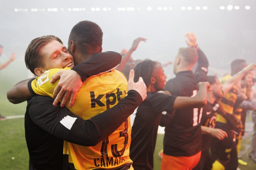 Les joueurs d&#039;YB Lukasz Lakomy (YB), gauche, et Mohamed Ali Camara (YB), centre, celebrent devant leurs supporters a la fin de la rencontre de football de Super League entre le Geneve Servette FC ...