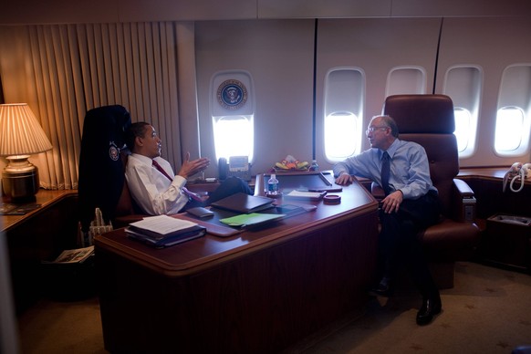 Barack Obama et l&#039;ancien secrétaire à l&#039;Intérieur Ken Salazard à bord d&#039;Air Force One en 2009.