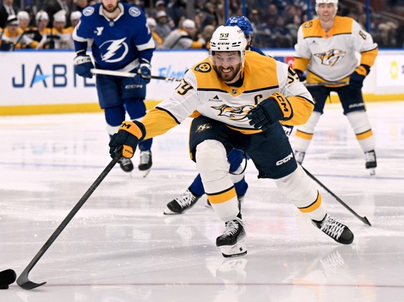 Roman Josi, ici lors d'un match contre Tampa Bay, pourrait bien manquer la fin de saison avec Nashville.