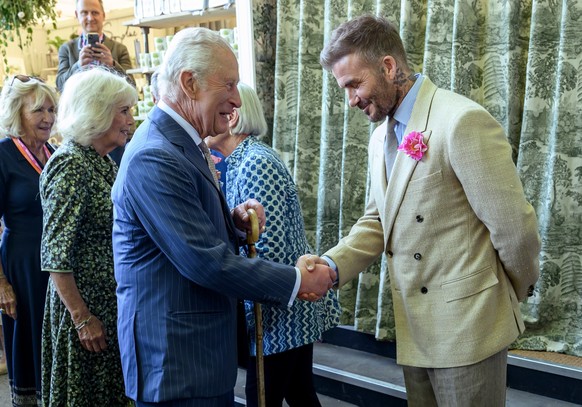 LONDON, ENGLAND - MAY 20: David Beckham wearing a David Austin Roses &quot;King&#039;s Rose&quot; speaks with King Charles III, patron of the Royal Horticultural Society during a visit to the RHS Chel ...