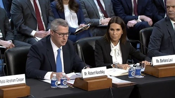 Barbara Levi, directrice juridique d'UBS, et Robert Karofsky, cadre supérieur d'UBS, lors de l'audition au Sénat début février.