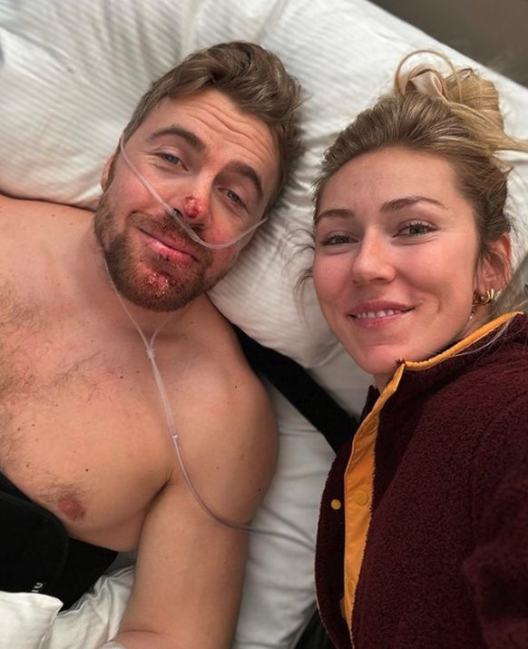 La photo d'Alexander Kilde (avec Mikaela Shiffrin) à l'hôpital après sa chute à Wengen.