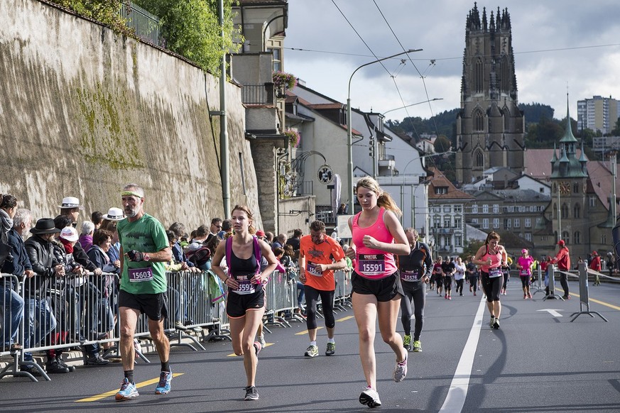 Menschen laufen beim Murtenlauf von Murten nach Fribourg, am Sonntag, 2. Oktober 2016, in Fribourg. (KEYSTONE/Anthony Anex)