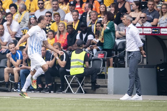 Michael Frey très expressif devant son ancien coach, à qui il vient de jouer un bien mauvais tour en finale de la Coupe de Suisse 2018.