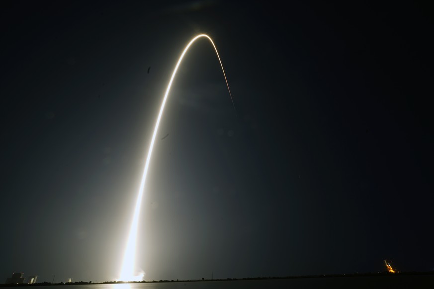 In this time-exposure photograph, a SpaceX Falcon 9 rocket with the 25th batch of approximately 60 satellites for SpaceX&#039;s Starlink broadband network lifts off from the Space Launch Complex 40 at ...
