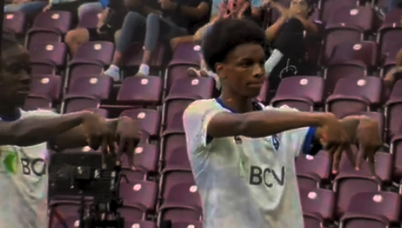 Les Lausannois Alvyn Sanches (à droite) et Fousseni Diabaté narguent le kop servettien.