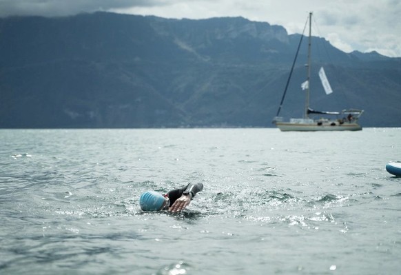 Pour leur sécurité, les nageurs sont suivis par un bateau et un secouriste sur un paddle.