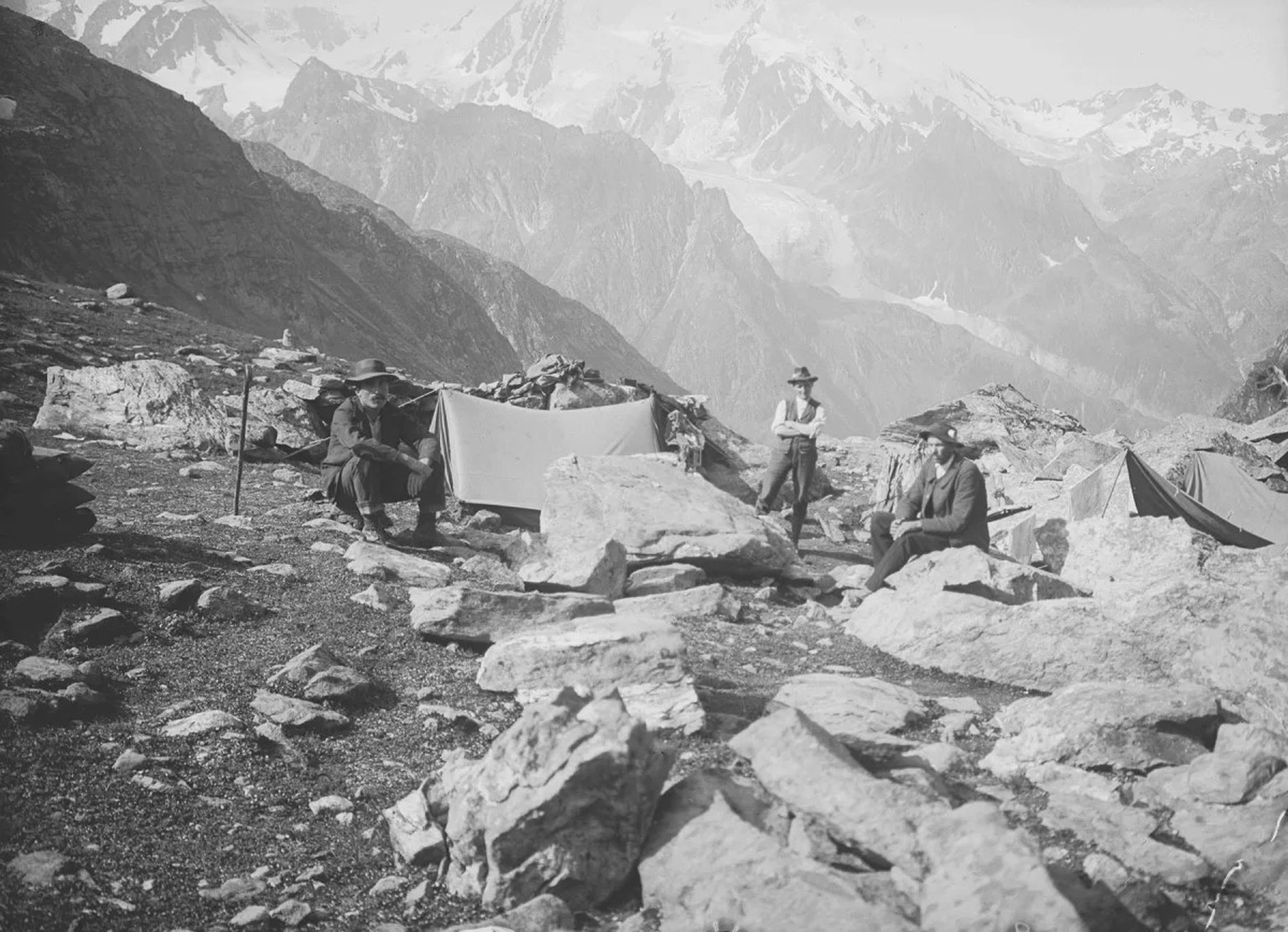 Un ingénieur et ses assistants bivouaquent dans les Alpes valaisannes, 1915.