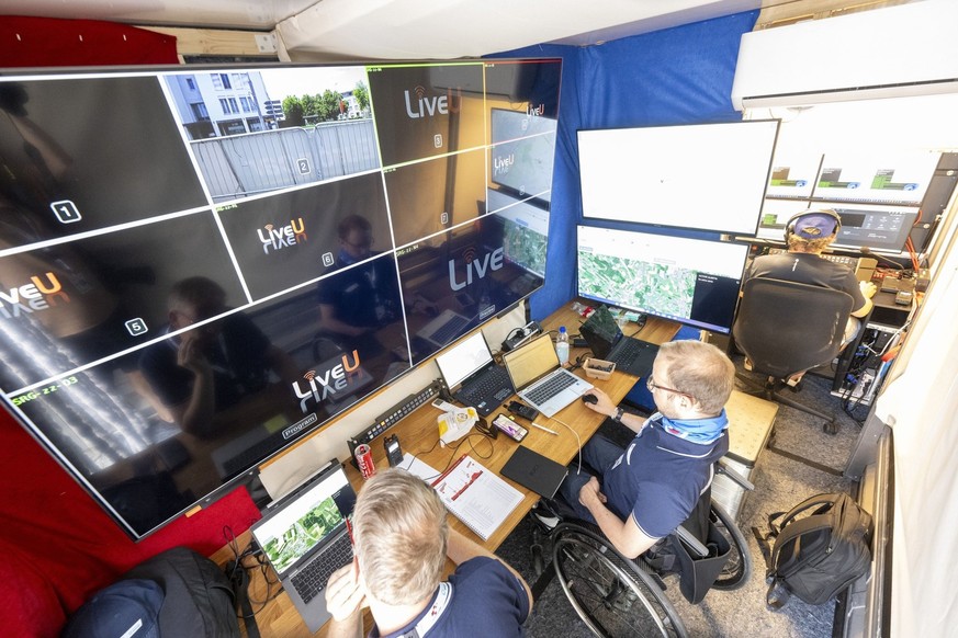 Sven Calus, Tobias Fankhauser et Philipp Barmet (de gauche à droite) dans la salle de contrôle du Tour de Suisse.