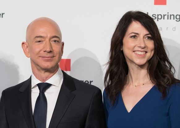ARCHIV - 24.04.2018, Berlin: Amazon-Chef Jeff Bezos und seine Ehefrau MacKenzie Bezos kommen zur Verleihung des Axel Springer Awards. Amazon-Chef Jeff Bezos und seine Frau MacKenzie Bezos lassen sich  ...