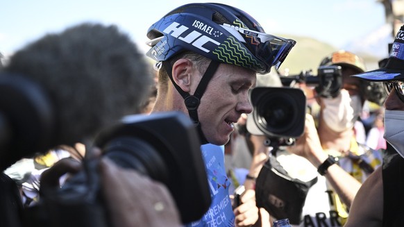 La légende de cette photo dit ceci: «Le Britannique Chris Froome recherche son souffle après la 12e étape.» Les yeux clos, le visage concentré, le quadruple vainqueur du Tour est incapable de répondre ...