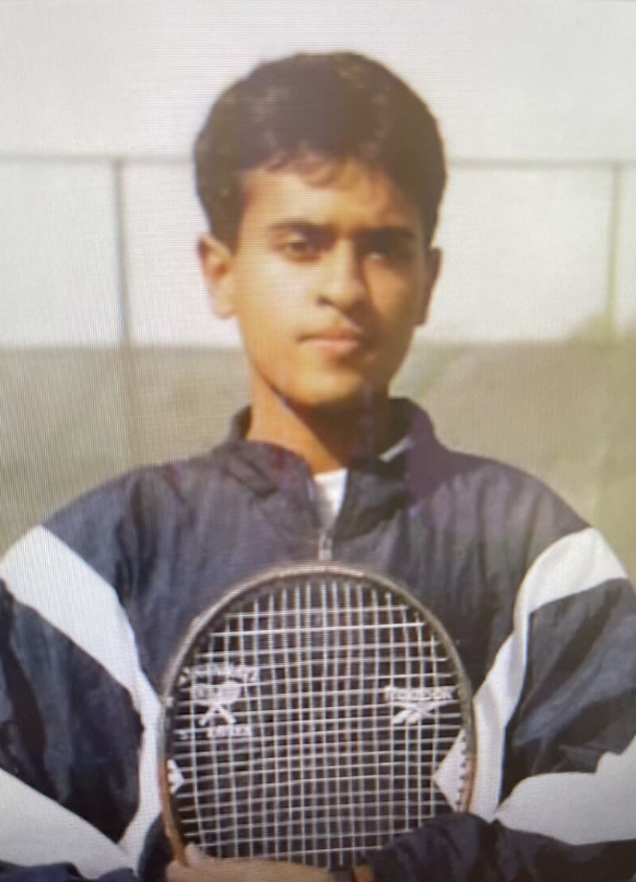 En parallèle, il affûte son coup droit et son esprit de compétition en rejoignant le classement national de tennis junior.