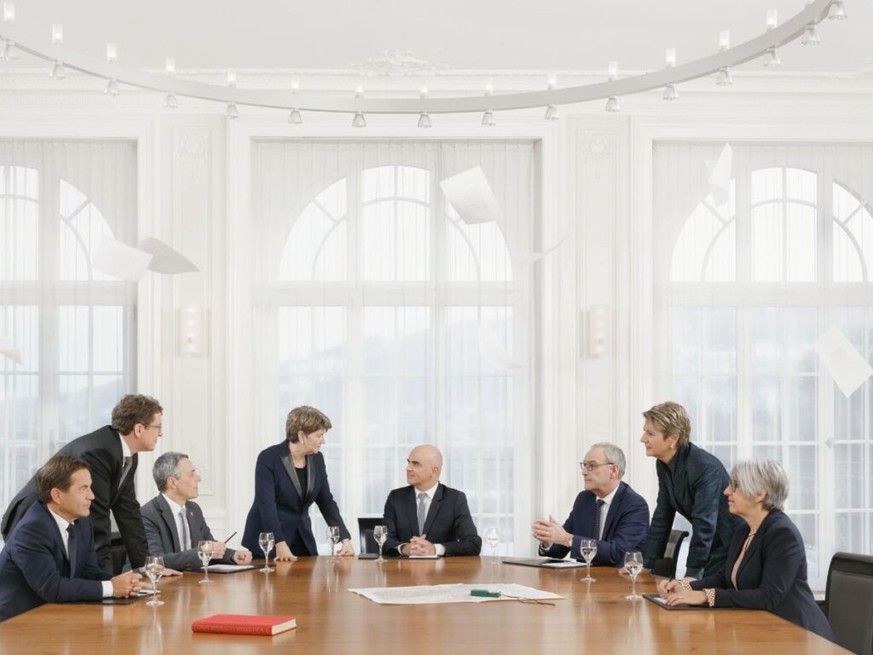 "Dans une période d’incertitudes et de crises, la photographie doit être à la fois rassurante et sobre. Elle entend montrer l’unité du Conseil fédéral et la bonne collaboration de ses membres, ma ...