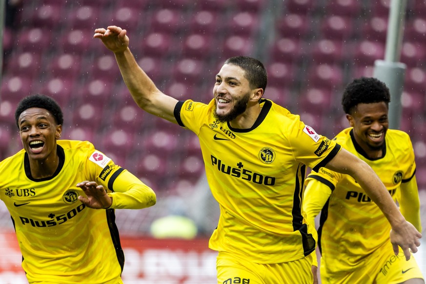 Jaouen Hadjam (YB), centre, celebrates his goal with his teammates Alvyn Sanches (YB), left, and Alan Virginius (YB), right, after scoring the 3:4, during the Super League soccer match of Swiss Champi ...