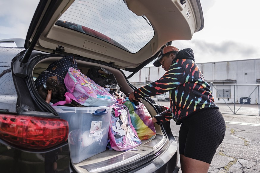 epa09433782 Jerica Washington packs her vehicle full as she prepares to evacuate to Texas before the arrival of Hurricane Ida in New Orleans, Louisiana, USA, 28 August 2021. Hurricane Ida is expected  ...