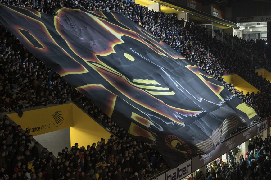 C'est sur la mythique rampe de l'arène bernoise qu'une banderole hostile au «Eismeister» a été déployée.