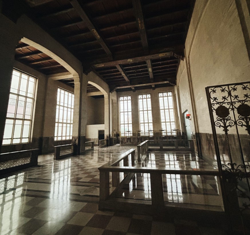 L'une des deux salles de bal du bâtiment, inchangée depuis 1939.