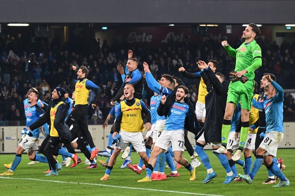 epa10403916 Napoli players celebrate winning the Italian Serie A soccer match SSC Napoli vs Juventus FC in Naples, Italy, 13 January 2023. EPA/CIRO FUSCO