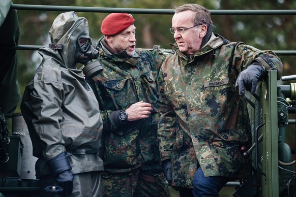 Boris Pistorius (à droite), inspecte ses troupes en mars. 2023.