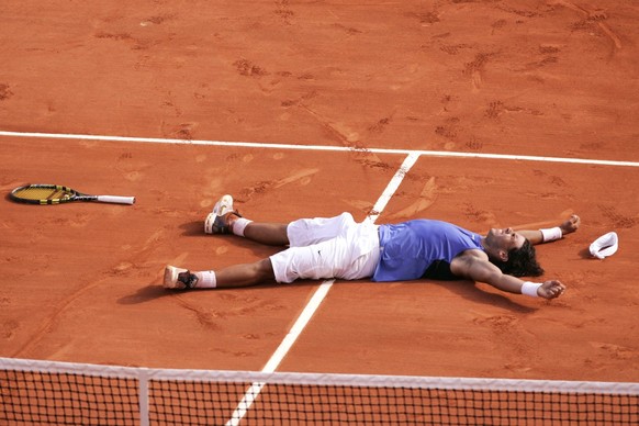 JAHRESRUECKBLICK 2006 - SPORT - TENNIS FRENCH OPEN PARIS SIEG RAFAEL NADAL: Spain's Rafael Nadal lays on the clay as he defeats Switzerland's Roger Federer in the men's final match duri ...