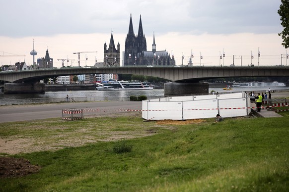 Am Rheinuefer in K�ln Deutz sind drei Blindg�nger aus dem Zweiten Weltkrieg gefunden worden. F�r die Entsch�rfung der drei Weltkriegsbomben, die mit Sichtschutzw�nden und Z�unen abgesperrt wurden, m�s ...