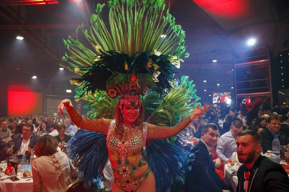 Une danseuse bresilienne dance entre les invites, lors de la 15eme edition du Gala du FC Sion, ce samedi 9 fevrier 2019 a Martigny. La soiree de soutien du Football Club Sion est toujours tres populai ...