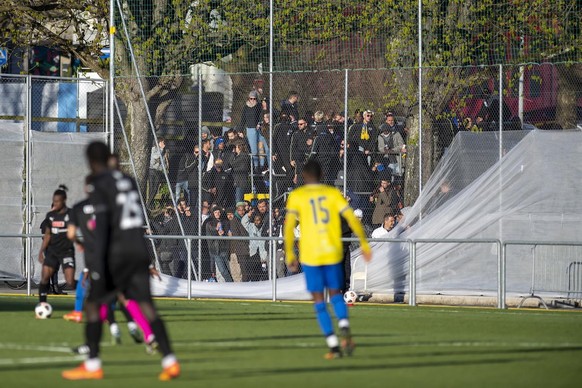 Des supporters observent le match, lors de la rencontre de football de la Coupe Suisse des huitiemes de finale entre le club de 1ere Ligue le FC Vevey United et le club de Super League le Servette FC, ...